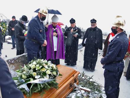 Obrzęd pochówku na cmentarzu