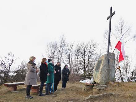 Uczestnicy uroczystości odmawiają modlitwę