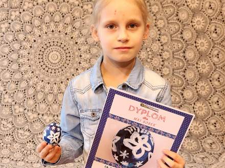 Maja Bobek nagrodzona III miejscem z pisanką i dyplomem