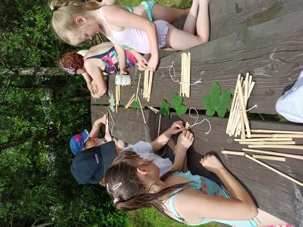 Dzieci wykonyją tratwy z bambusa