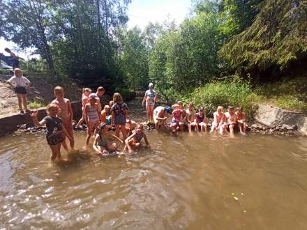 Uczestnicy bawią się w rzece