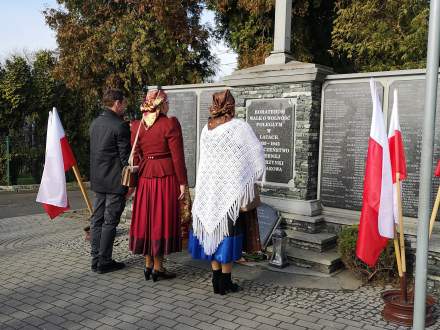 Złożenie kwiatów pod pomnikiem