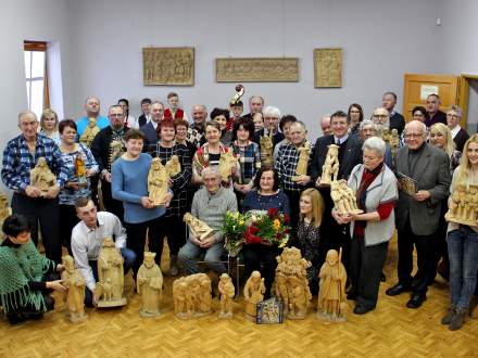 Artysta z bliskimi oraz gośćmi wernisażu