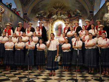 Zespół "Istebna" wraz z prowadzącą konkurs Anetą Legierską (w środku)