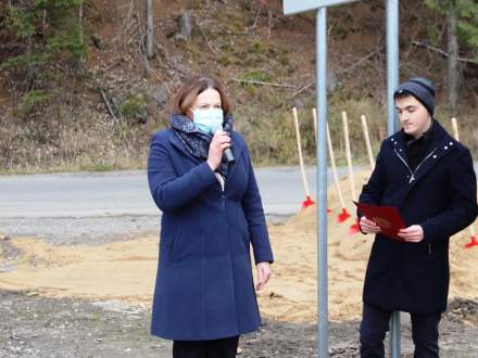 Przemawiająca Wójt Gminy Istebna oraz Marek Michałek - Podinspektor Referatu Rozwoju, Infrastruktury i Ochrony Środowiska UG Istebna