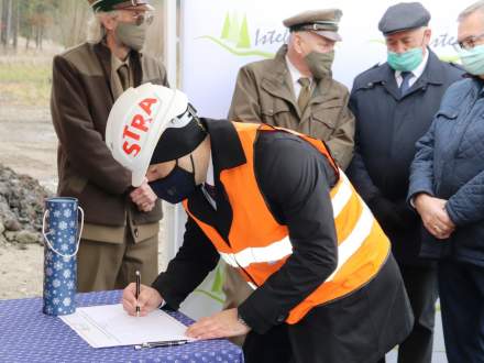 Witold Bembenek - Dyrektor Oddziału Katowice Strabag Infrastruktura Południe Sp Z O O, podpisuje pamiątkowy dokument