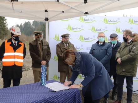 Pamiątkowy dokument podpisuje Wójt Gminy Istebna, na drugim planie Stanisław Szwed, Grzegorz Puda, Jan Kawulok, Witold Bembenek - Dyrektor Oddziału Katowice Strabag Infrastruktura Południe Sp Z O O, Józef Kubica - Dyrektor Regionalnej Dyrekcji Lasy Państw