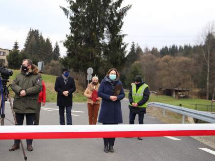 Moment przed przecięciem wstęgi podczas otwarcia drogi Jaworzynka – Czadeczka: Wójt Gminy Istebna, minister Grzegorz Puda, Sołtys Wsi Jaworzynka, Radny Gminy Istebna Dominik Jałowiczor