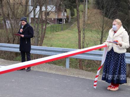 Trzymająca wstęgę Małgorzata Owczarczak oraz przemawiający Marek Michałek