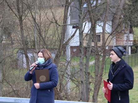 Przemawiająca Wójt Gminy Istebna oraz Marek Michałek - Podinspektor Referatu Rozwoju, Infrastruktury i Ochrony Środowiska UG Istebna; w tle drzewa liściaste