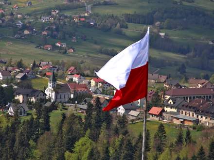 Flaga Rzeczypospolitej Polskiej na Ochodzitej