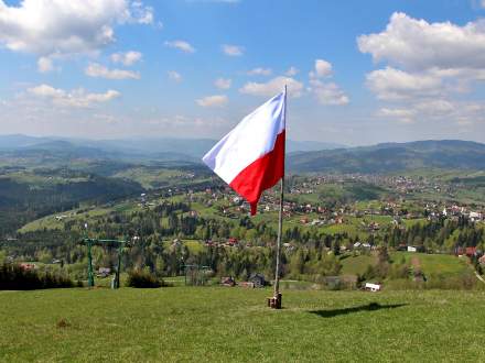 Flaga Rzeczypospolitej Polskiej na Ochodzitej