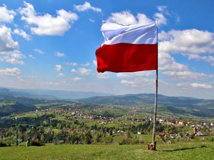 Flaga Rzeczypospolitej Polskiej na Ochodzitej