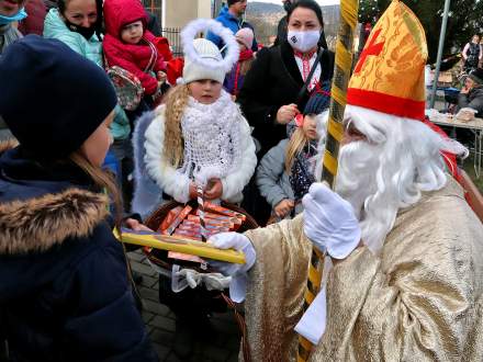 Święty Mikołaj wręcza dzieciom prezenty