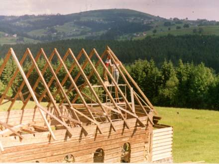 Powstaje konstrukcja dachu