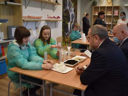 Uroczyste otwarcie nowej  Zielonej pracowni - biologiczno-chemicznej pn. Życie nicią malowane...