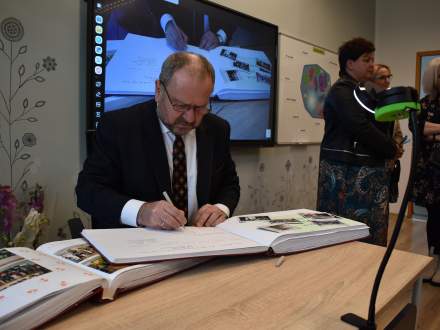 Uroczyste otwarcie nowej  Zielonej pracowni - biologiczno-chemicznej pn. Życie nicią malowane...