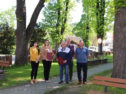 Park im. Pawła Stalmacha. Od lewej Justyna Dragon, wójt gminy Istebna  Łucja Michałek, wykonawca Jan Golik, Józef Michałek, Andrzej Iwanek.