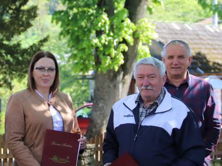 Park im. Pawła Stalmacha. Wójt gminy Istebna Łucja Michałek  Jan Golik z podpisanymi umowami. Józef Michałek - UG Istebna.