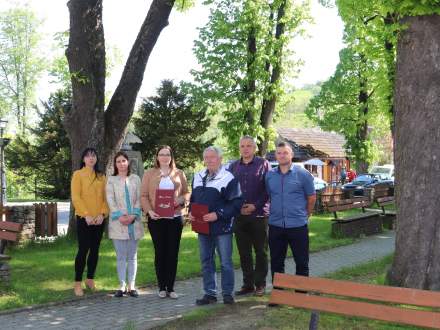 Park im. Pawła Stalmacha w Istebnej. Od lewej Justyna Dragon, Kamila Kazimierczyk, wójt gminy Istebna Łucja Michałek, Jan Golik, Józef Michałek, oraz Andrzej Iwanek