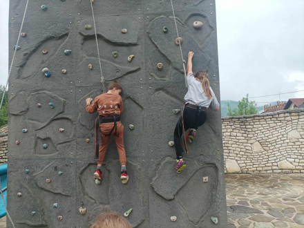 Piknik rodzinny w klasach 1-3; Źródło: zspistebna.pl