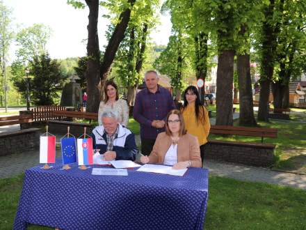 Podpisanie umowy przez wójt gminy Istebna Łucję Michałek oraz wykonawcę Jana Golika. W tle od lewej Kamila Kazimierczyk, Józef Michałek oraz Justyna Dragon.Park im.Pawla Stalmacha w Istebnej.JPG