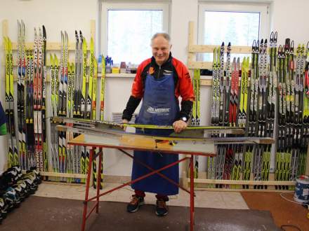 Jarosław hulawy przygotowuje sprzęt narciarski dla biegaczy na Kubalonce