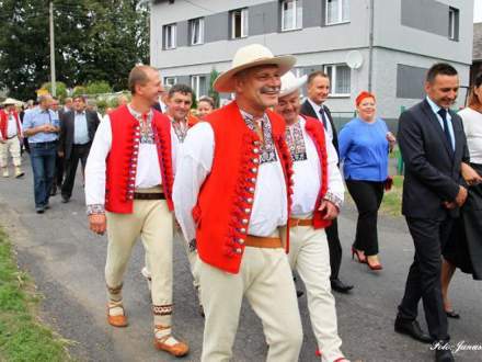 Radni Gminy istebna w strojach góralskich na dożynkach w Branicach