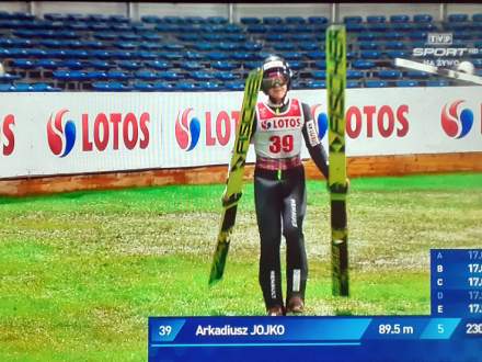 Arkadiusz Jojko po oddaniu skoku - foto z ekranu TV