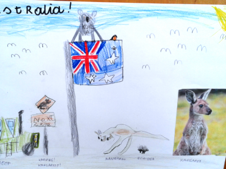 Ręcznie malowana gazetka o Australii z wyciętym zdjęciem kangura i jego rysunkiem