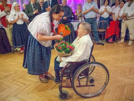 Zuzanna Kawulok odbiera gratulacje z rąk kierownik Marii Motyki