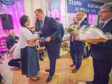 Maria Motyka odbiera gratulacje z rąk Wójta i Zastępcy Gminy Istebna oraz Przewodniczącego Rady Gminy