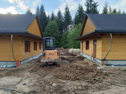 Pawilony handlowe przy Amfiteatrze pod skocznią- etap wykonania prac zewnętrznych