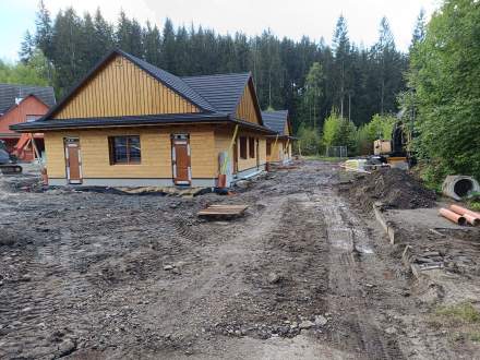 Pawilony handlowe przy Amfiteatrze pod skocznią- etap wykonania prac zewnętrznych