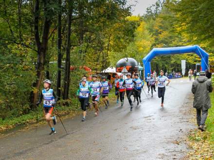 Start zawodów w Ustroniu - na czele Wojciech Wojtyła (nr 43) i Marcelina Wojtyła (39)