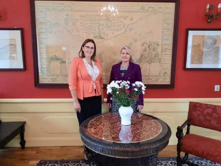 Zwiedzanie pałacu w Trzebiatowie, na zdjęciu Pani dyrektor Muzeum Pałacowego Renata Teresa Korek wraz z panią wójt Gminy Istebna Łucją Michałek.