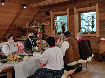 Goście programu siedzą za stołem wielkanocnym; wśród nich Minister Rolnictwa Grzegorz Puda