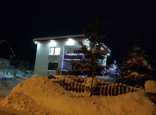 Nocny widok domu z zewnątrz