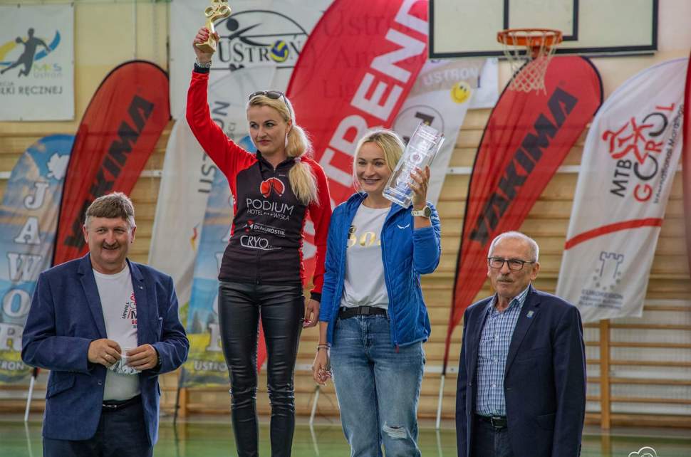 Na podium Anna Kaczmarzyk i Katarzyna Kajstura w towarzystwie Jerzego Pilcha Wójta Gminy Brenna i Stanisława Maliny z Zarządu Powiatu