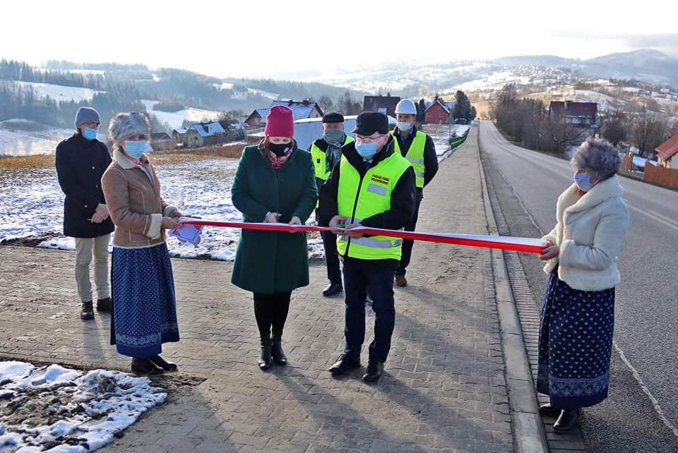 Wójt gminy Istebna Łucja Michałek i Dyrektor ZDW w Katowicach Zbigniew Tabor dokonują symbolicznego przecięcia wstęgi podczas oddania do użytku chodnika w Istebnej na Beskidzie