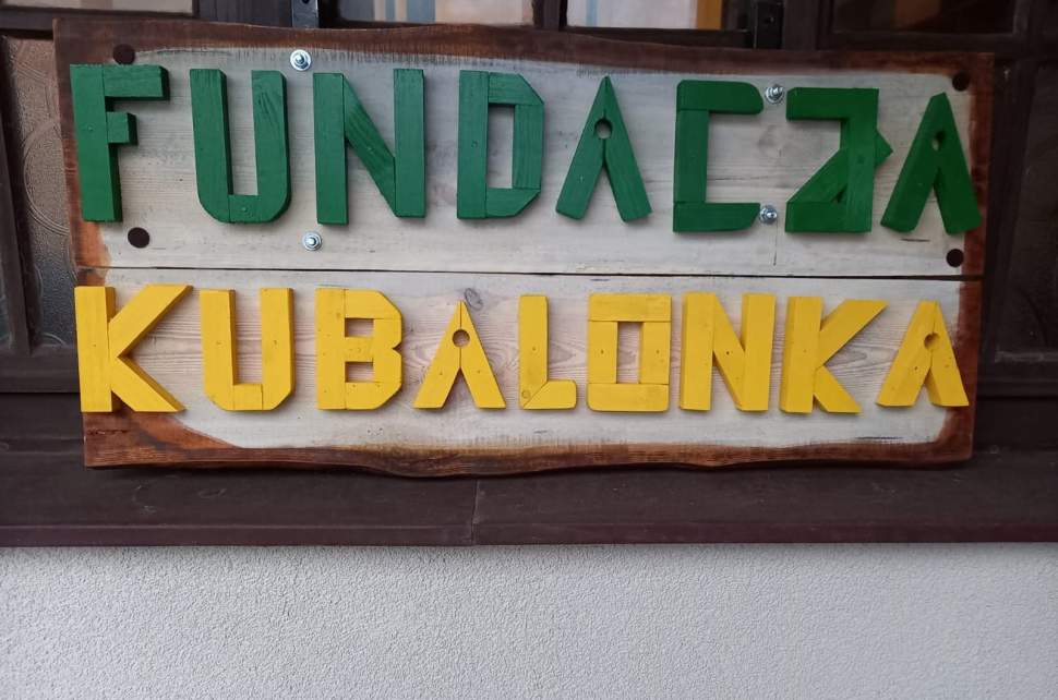 Zielono żółty napis Fundacja Kubalonka