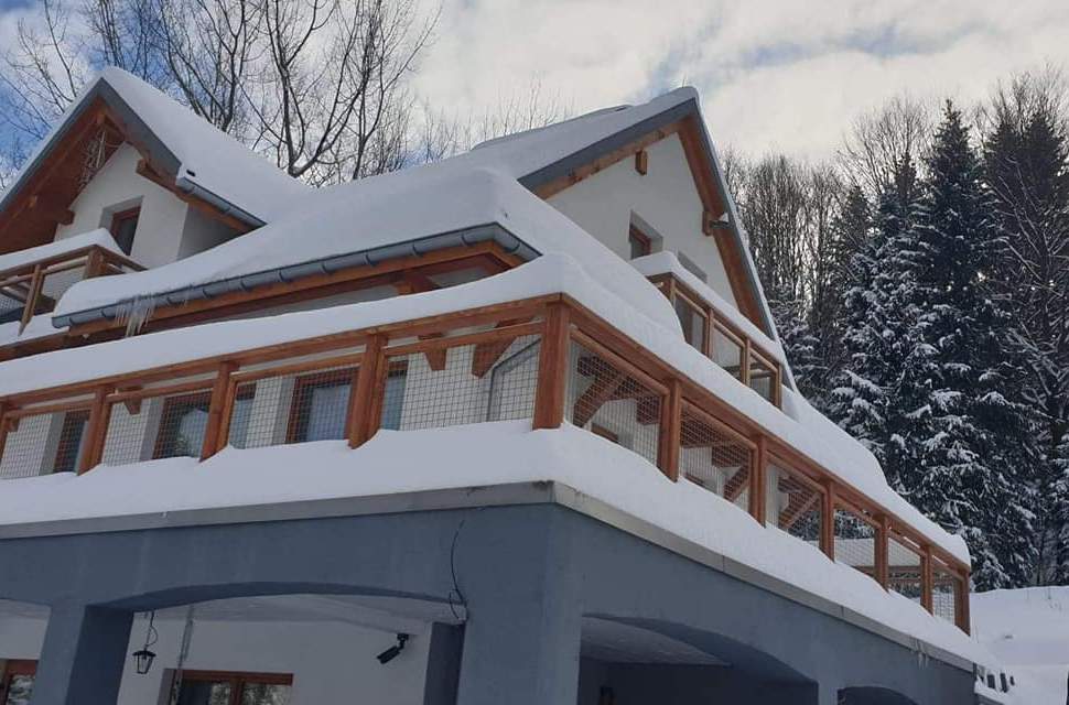 Dom zewnętrzny widok zimowy