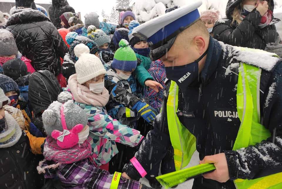 Uczestnicy akcji Świeć Przykładem odbierają odblaski przekazane przez Policję i Radio Bielsko i Urząd Gminy Istebna