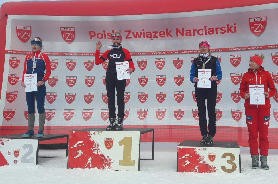 Podium Mistrzostw Polski Amatorów w Zakopanem; miejsce pierwsze Anna Kaczmarzyk, drugie Anna Gałek, a trzecie Ewa Armata, tuż za podium Kamila Wantulok