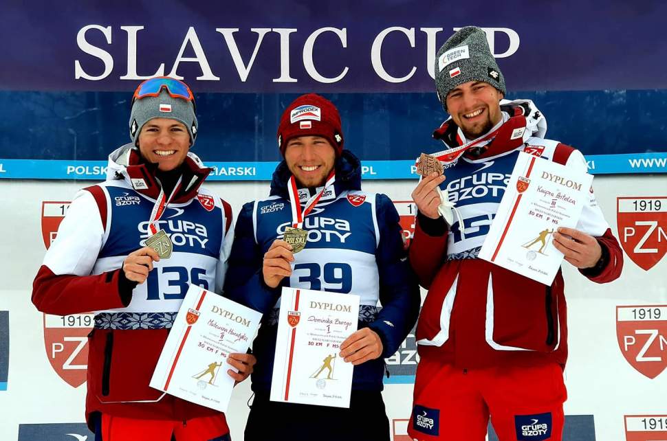 Dominik Bury (w środku) i Mateusz Haratyk (z lewej) na podium biegu dystansowego (foto: PZN facebook)