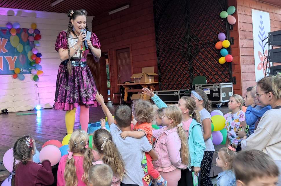 Na scenie śpiewająca Colin i towarzszące jej dzieci fot. arch. GOK Istebna