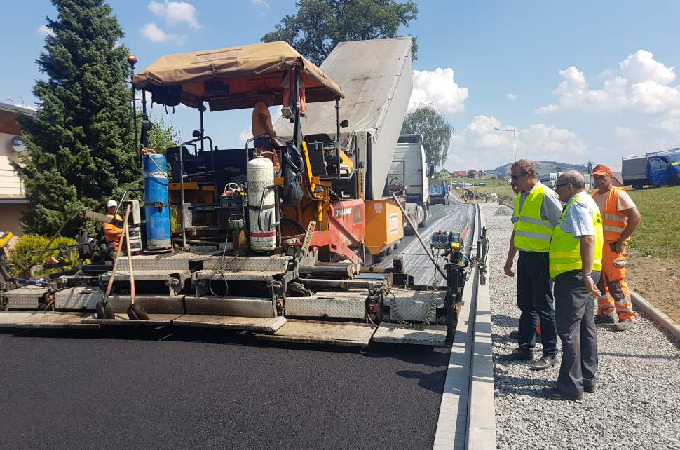 układanie warstwy wiążącej