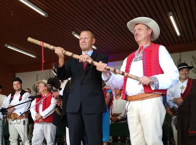 Wójt gminy Istebna H. Gazurek przekazuje Laskę Pasterską Grzegorzowi Lipcowi członkowi zarządu woj. małopolskiego