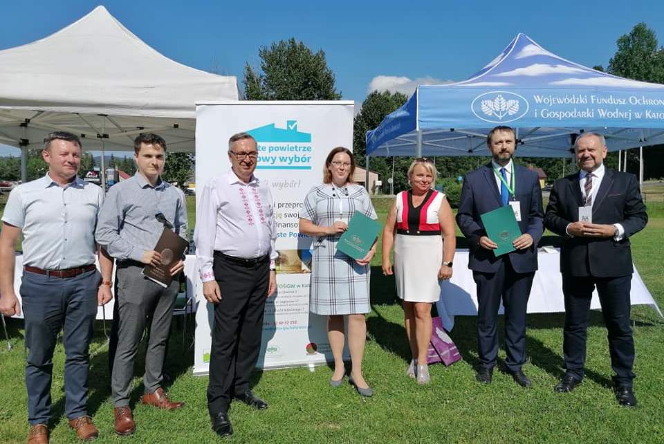 Na zdjęciu od lewej: radny Kazimierz Łacek, Marek Michałek z UG Istebna, Minister Stanisław Szwed, Wójt gminy Łucja Michałek, sołtys Jaworzynki Bogusława Kawulok, prezes zarządu WFOŚiGW Tomasz Bednarek oraz zastępca Adam Lewandowski