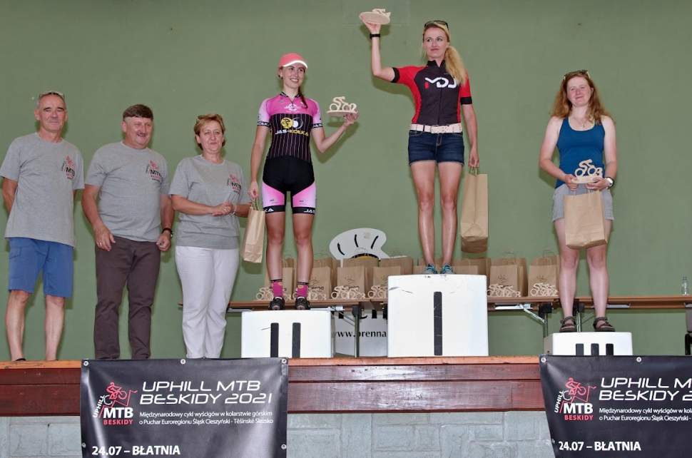 Anna Kaczmarzyk na 1 miejscu podium, na pozostałych dwóch miejscach konkurujące z nią zawodniczki, Wójt Gminy Brenna, Andrzej Nowiński i Katarzyna Macura - Dyrektor OPKiS Brenna